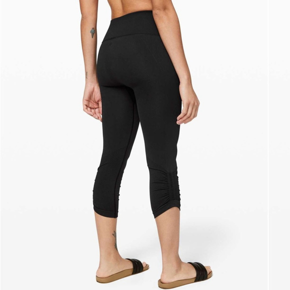 LULULEMON Ebb To Street Crop 21"
Black - Picture 1 of 6